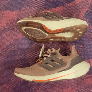 Adidas UltraBoost 22 Shoes (7.5US) - Womens